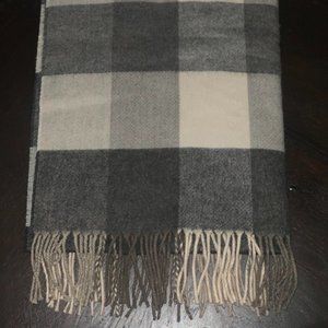 V. FRAAS Fringe Scarf